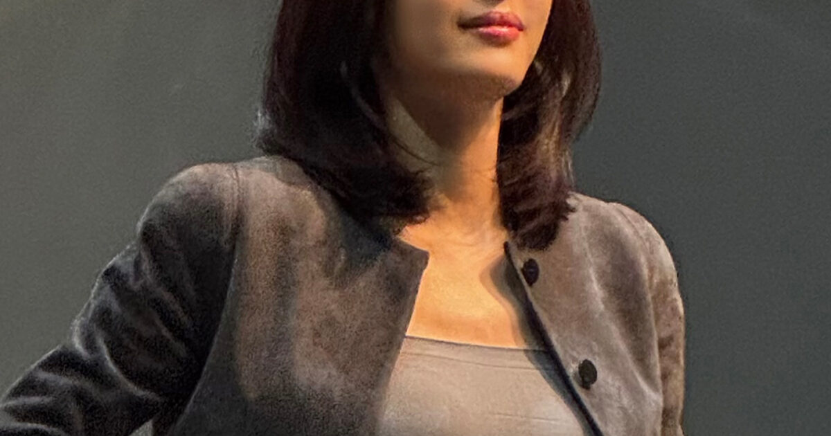 الممثلة جون جي هيون تخطف الأنظار بإطلالتها المتناسقة في حفل تحية فيلم Colony