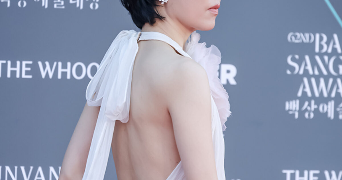 الممثلة هان يي ري ترد بأسلوب راقٍ بعد تصنيفها ضمن أسوأ إطلالات حفل Baeksang