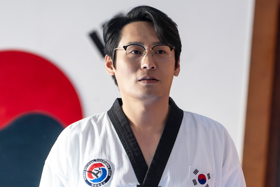 تشوي داي هون (Choi Dae Hoon) عميل سري سابق يدير استوديو تايكوندو في الحي ضمن «Agent Kim Reactivated»