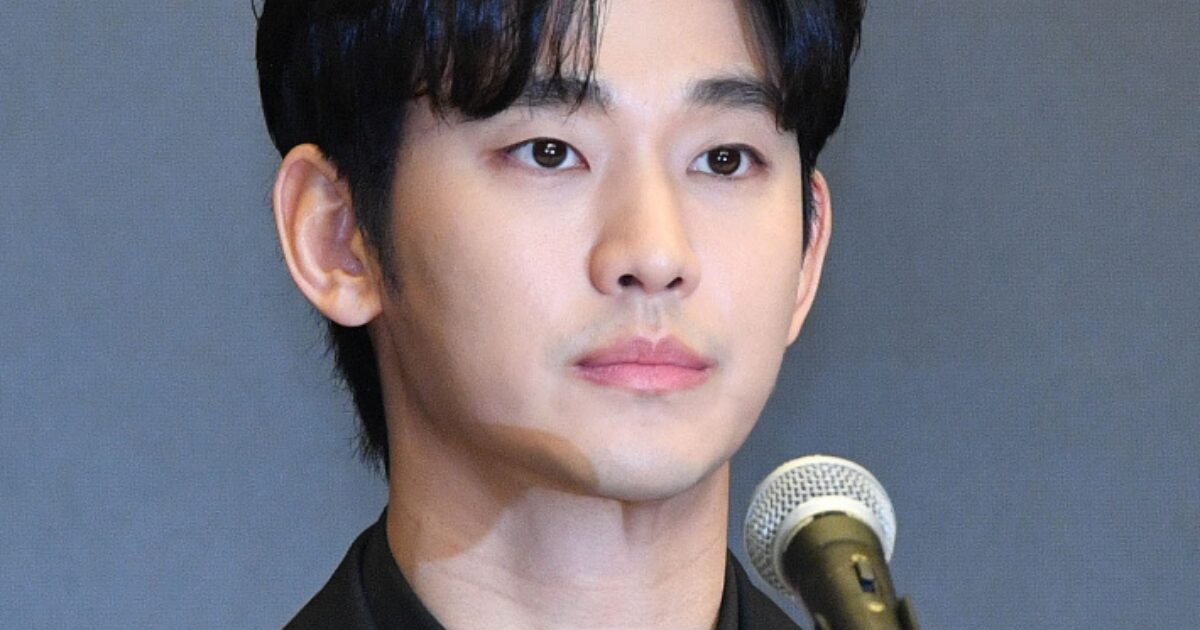 حالة حساب كيم سو هيون (Kim Soo Hyun) الحالية على وسائل التواصل تثير موجة استياء واسعة