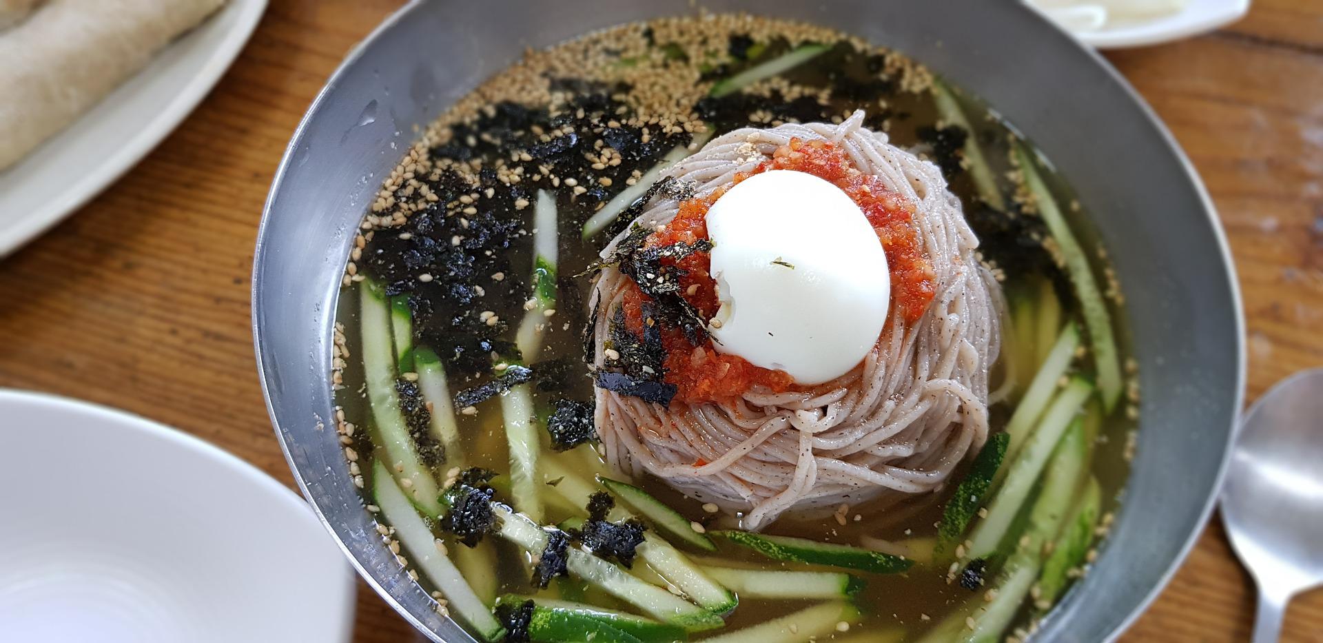 ماك غوكسو 막국수: معكرونة الحنطة السوداء الباردة - طعم كوريا الأصيل