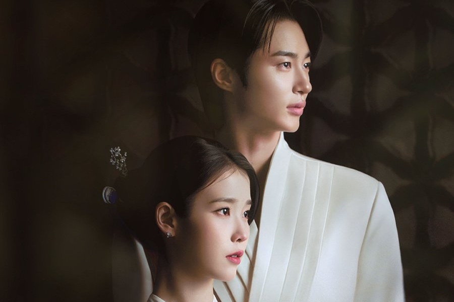 آيو (IU) وبيون وو سوك (Byeon Woo Seok) يعتذران شخصياً عن الجدل حول مسلسل Perfect Crown