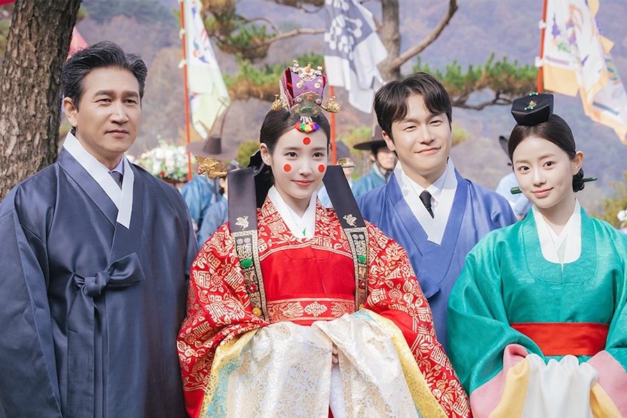 آيو (IU) وعائلتها يتشاركون لحظة دافئة نادرة في حفل زفافها من بيون وو سيوك (Byeon Woo Seok) ضمن صور غير منشورة من "Perfect Crown"