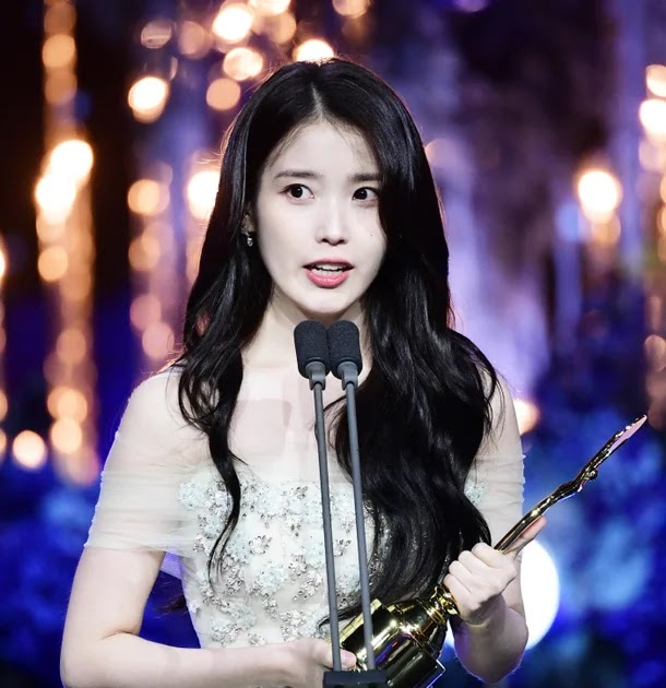 آيو (IU) تفوز بجائزة أفضل ممثلة في حفل Blue Dragon Series Awards وردود فعل غاضبة من رواد الإنترنت