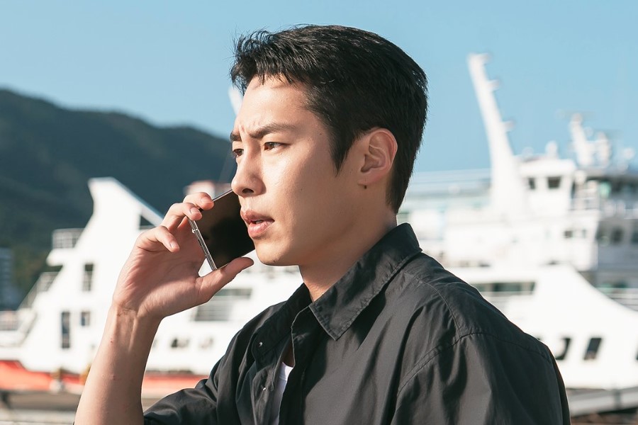لي جاي ووك (Lee Jae Wook) طبيب مُرسَل إلى جزيرة لا يرغب أحد بزيارتها في المسلسل الجديد "Doctor on the Edge"