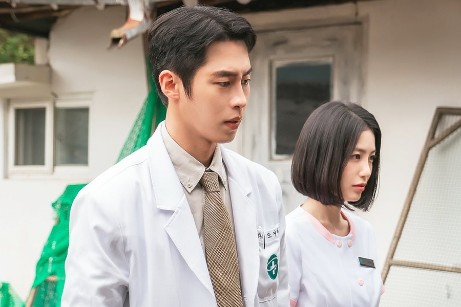 لي جاي ووك (Lee Jae Wook) وشين يي إون (Shin Ye Eun) يقومان بزيارات منزلية معًا في «طبيب على الحافة» (Doctor on the Edge)