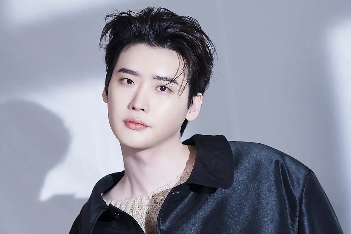لي جونغ سوك (Lee Jong Suk) يدرس عرض البطولة في دراما "Paradise" الجديدة