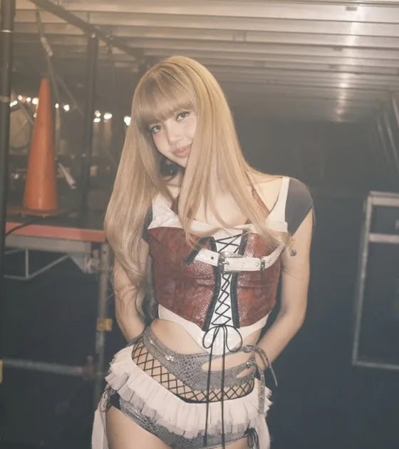 إطلالة ليسا (Lisa) من بلاكبينك بشورت قصير في حفل موسيقي تثير جدلاً واسعاً