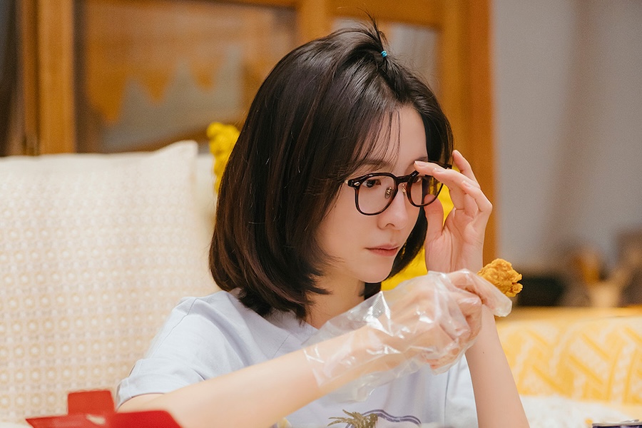 بارك جي هيون (Park Ji Hyun) تتحوّل إلى موظّفة مكتبية منهَكة في مسلسلها الجديد "See You at Work Tomorrow!"