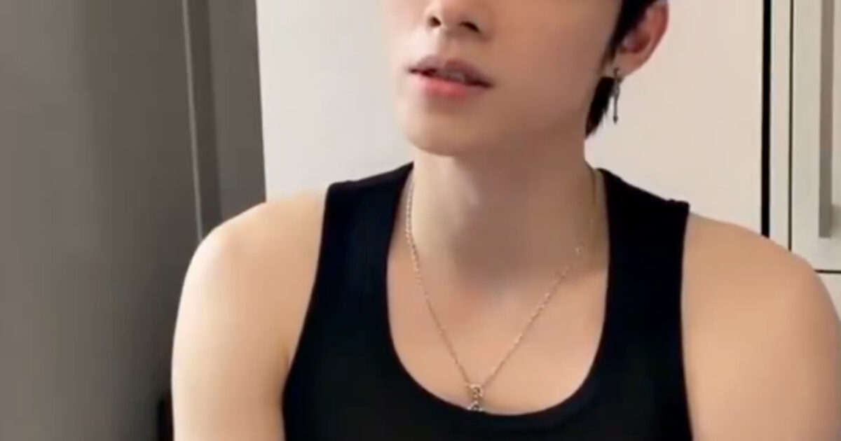شياو جون عضو WayV يكشف عن تجربة مرعبة مع المعجبين المهووسين وغضب واسع