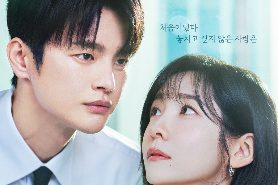 سيو إن غوك (Seo In Guk) وبارك جي هيون (Park Ji Hyun) يجدان الحب في المكتب ضمن الملصق الجديد لمسلسل «See You at Work Tomorrow!»