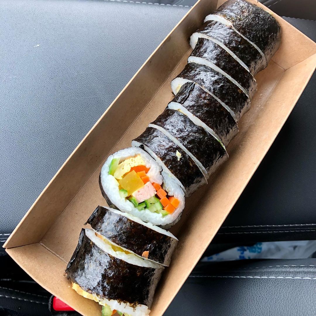 نكهة من كوريا: الكيمباب 김밥 - لفائف الأرز بالأعشاب البحرية