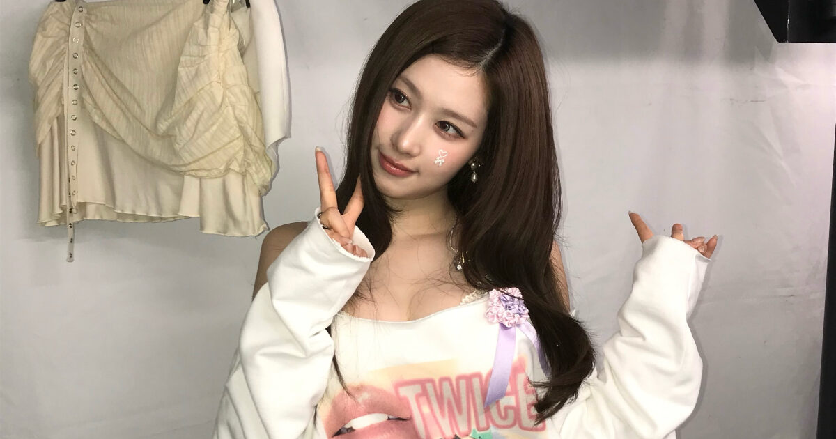 سانا (Sana) عضوة توايس (TWICE) تبهر بإطلالة لطيفة وجذابة في آن واحد