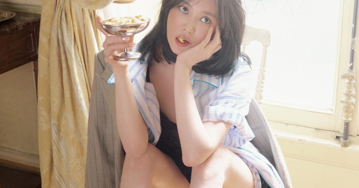 ملكة الجمال سونغ هيي كيو تخطف الأنظار بإطلالة أنيقة في جلسة تصوير لمجلة Vogue China