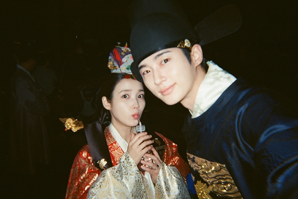 شاهد: مسلسل "Perfect Crown" يكشف عن صور التقطها آي يو (IU) وبيون وو سيوك (Byeon Woo Seok) لبعضهما البعض من خلف الكواليس